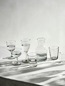 Solo glaskaraff Tell Me More med andra glas och vinglas