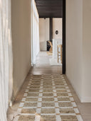 Taupo ullmatta Tell Me More vacker gångmatta med stolar och gardiner i rummet