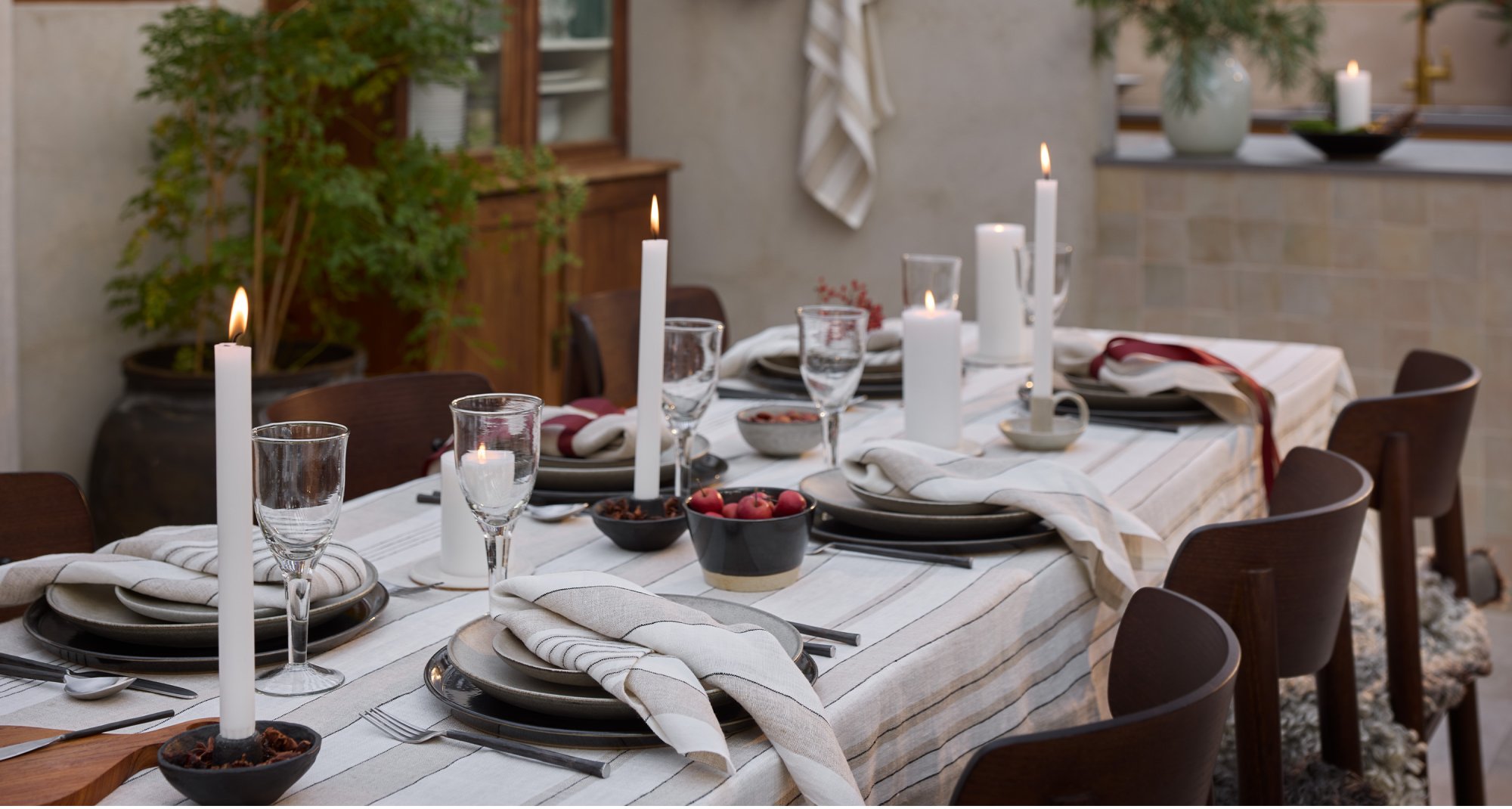 SET THE TABLE FOR CHRISTMAS