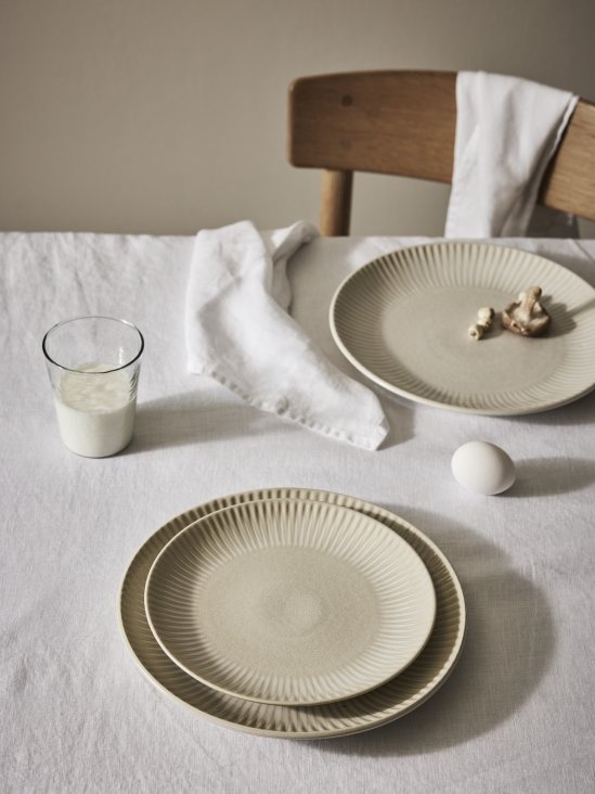 Middagstallrik i beige stengods - Tell Me More